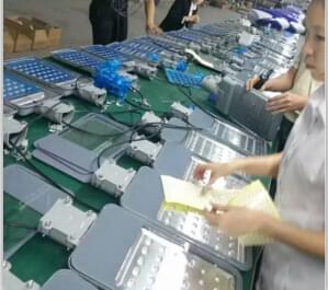 華可太陽能路燈車間為客戶加班趕貨中！