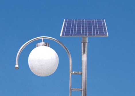 如何通過控制太陽能庭院燈的間距確保正常照明？