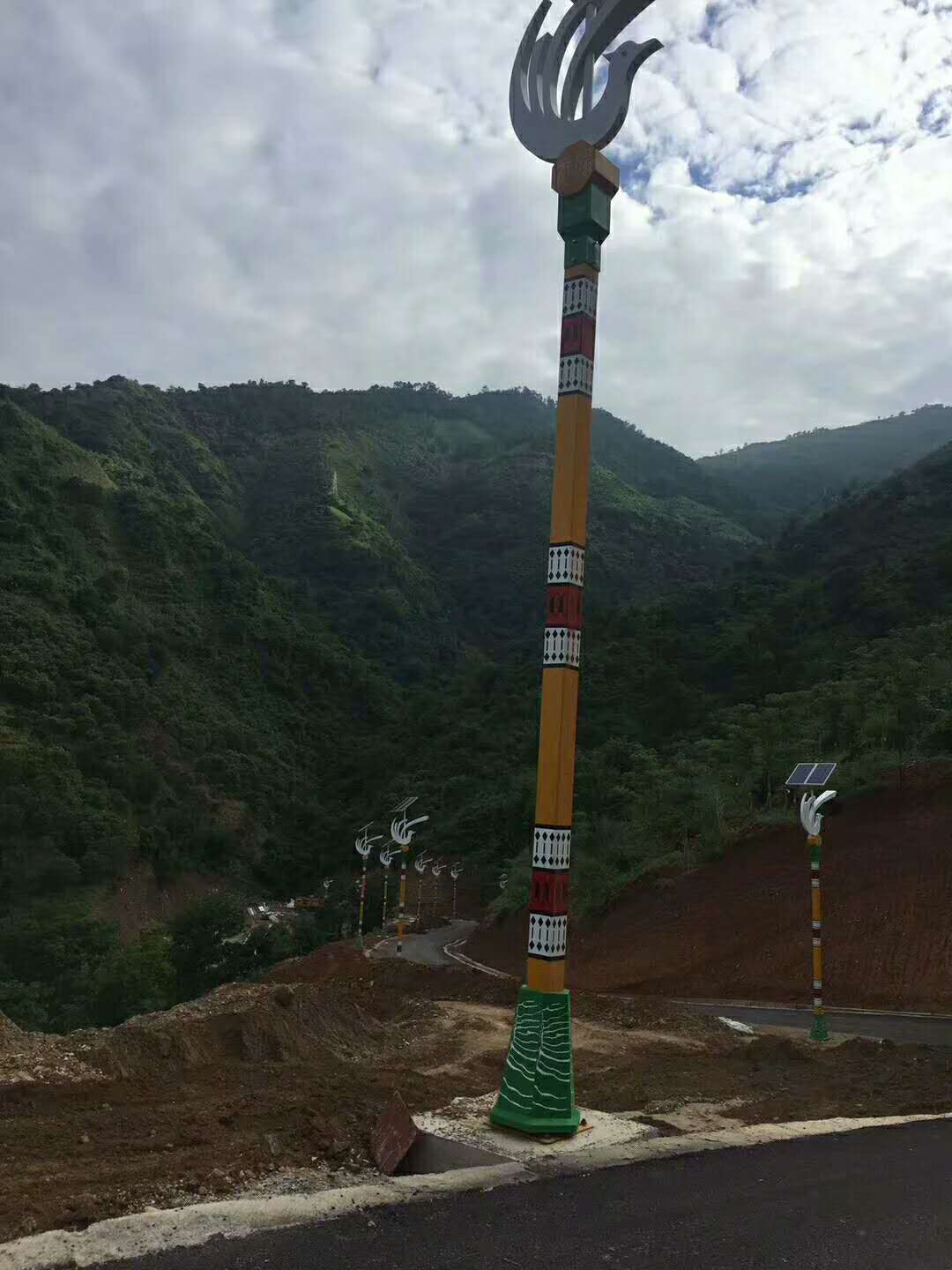 華可感謝貴州王總的信任，80套太陽能路燈安裝完畢！