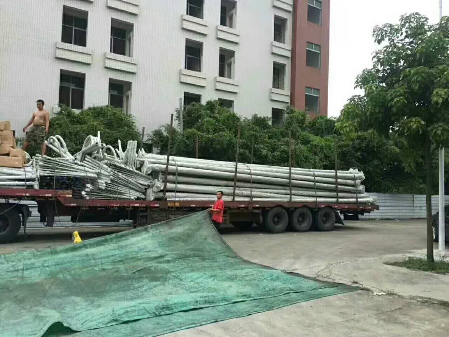 【華可路燈案例】甘肅200套農(nóng)村led太陽能路燈發(fā)整車！